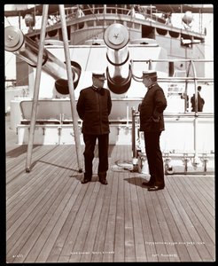 USSマリンの甲板にいるロブリーダングリソンエヴァンス少将とジョンエリオットピルスベリー大尉、1906年（銀ゼラチンプリント）